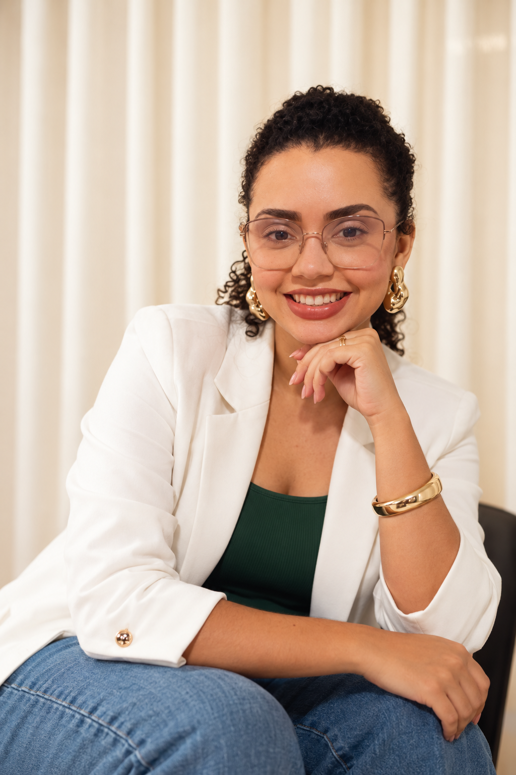 Talita Neves, com blazer claro